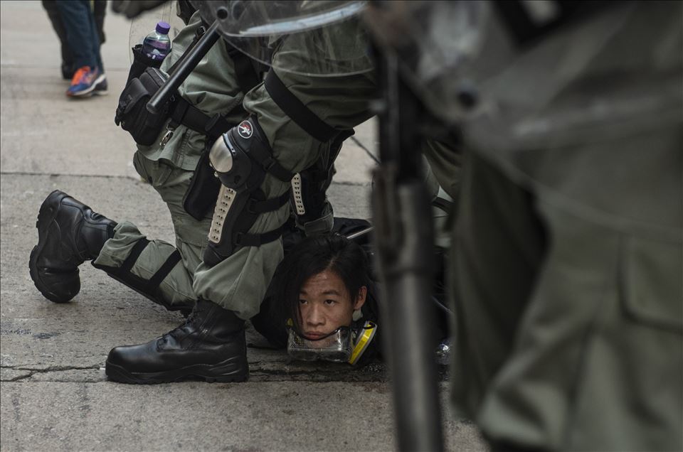 Hong Kong'da "polisin orantısız şiddetini" protesto eden gruba müdahale