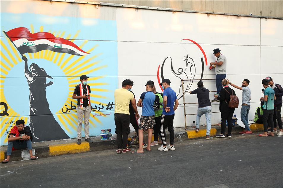 Demonstranti u Bagdadu slikanjem na zidovima kritikuju situaciju u zemlji 