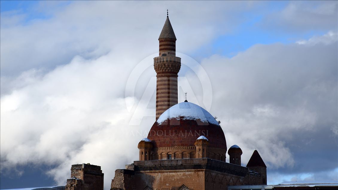 Qesra Îshaq Paşa bi berfê xemilî