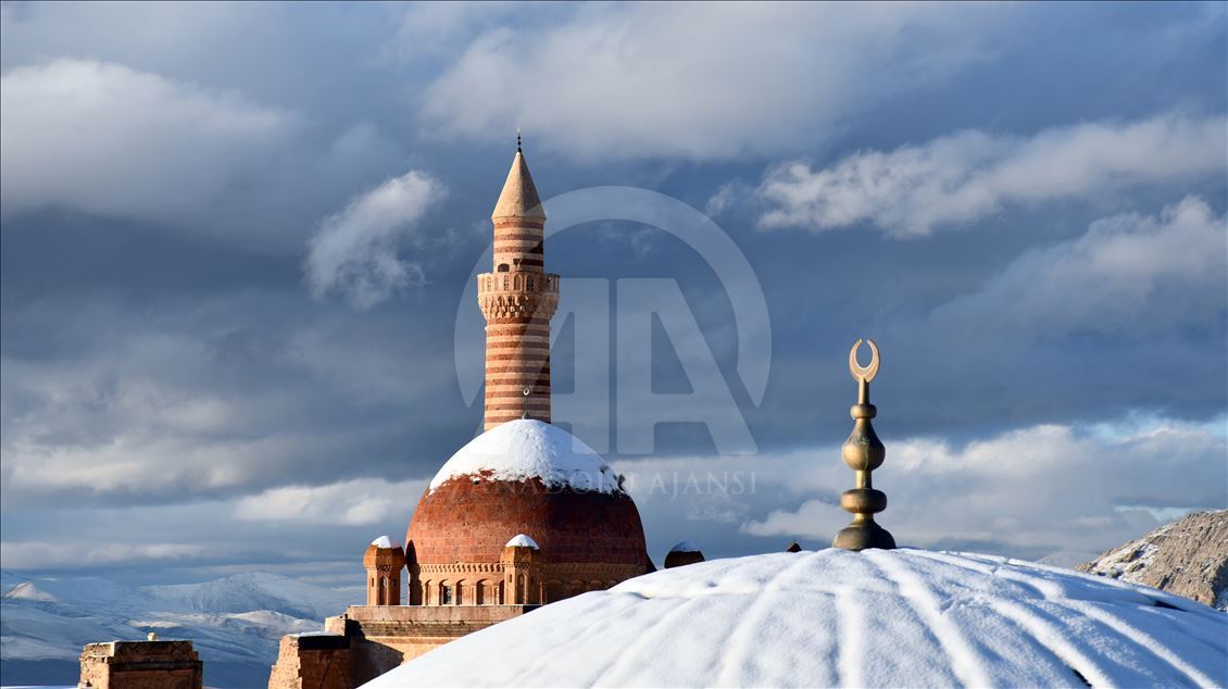 Qesra Îshaq Paşa bi berfê xemilî