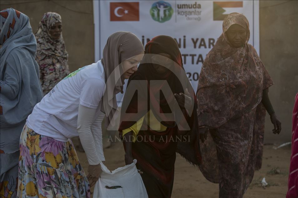 L'actrice turque Gamze Özçelik distribue de l'aide aux personnes touchées par les inondations au Soudan
