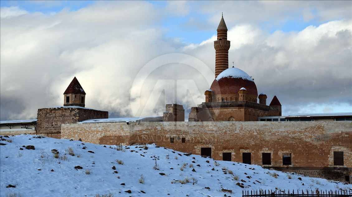 Qesra Îshaq Paşa bi berfê xemilî