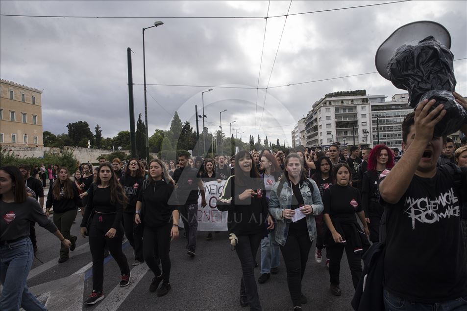 Greek students protest reforms concerning the educational system