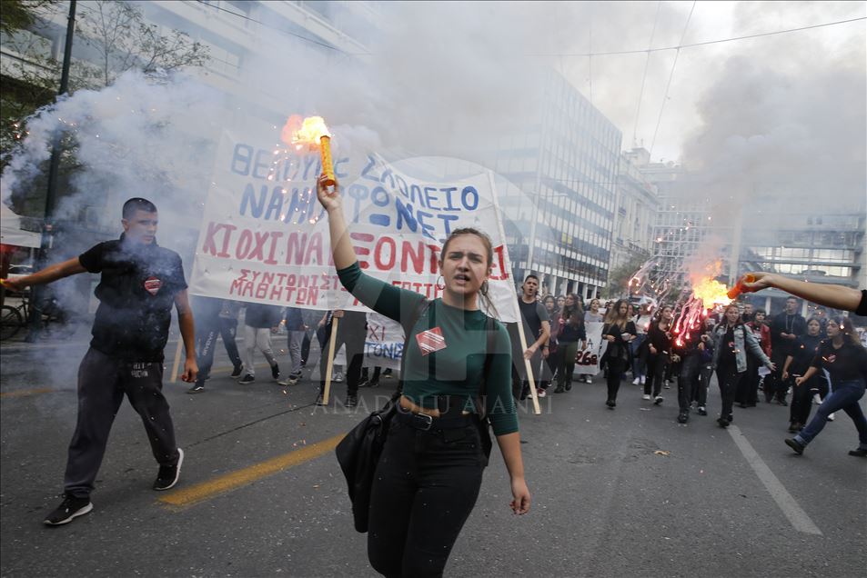 Greek students protest reforms concerning the educational system