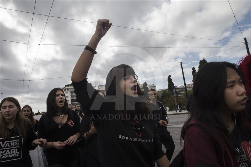 Greek students protest reforms concerning the educational system