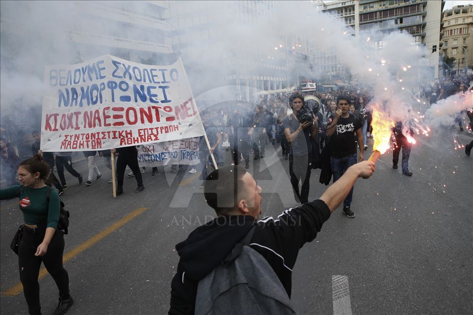 Greek students protest reforms concerning the educational system