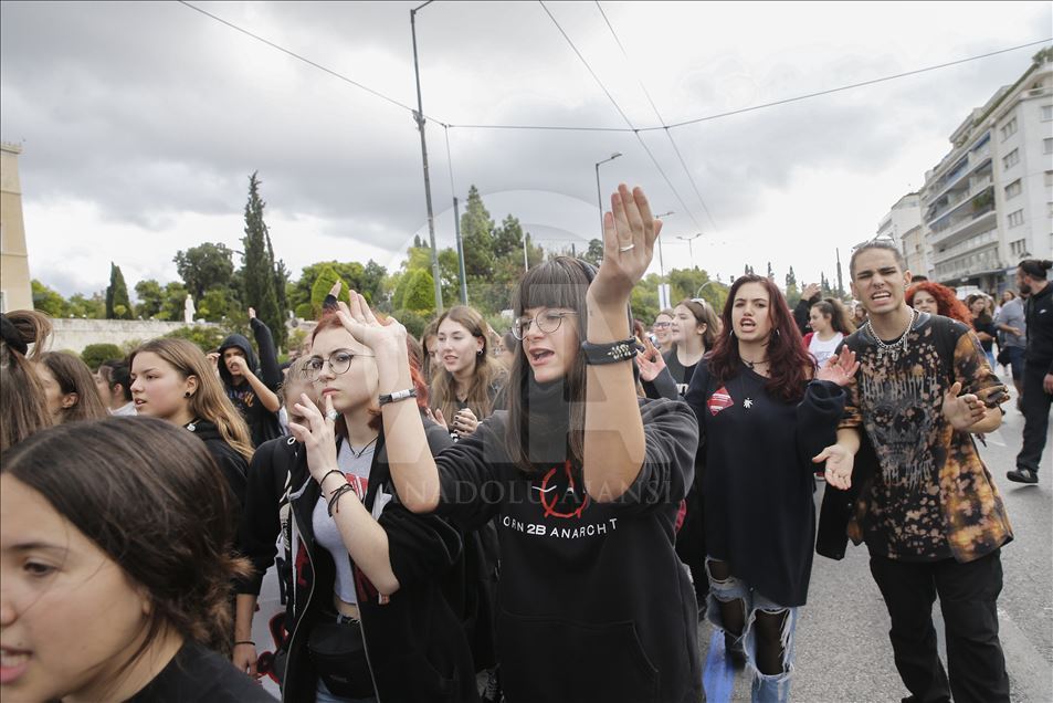 Greek students protest reforms concerning the educational system