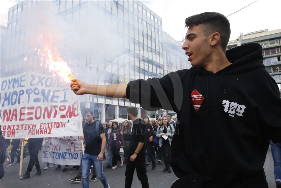 Greek students protest reforms concerning the educational system