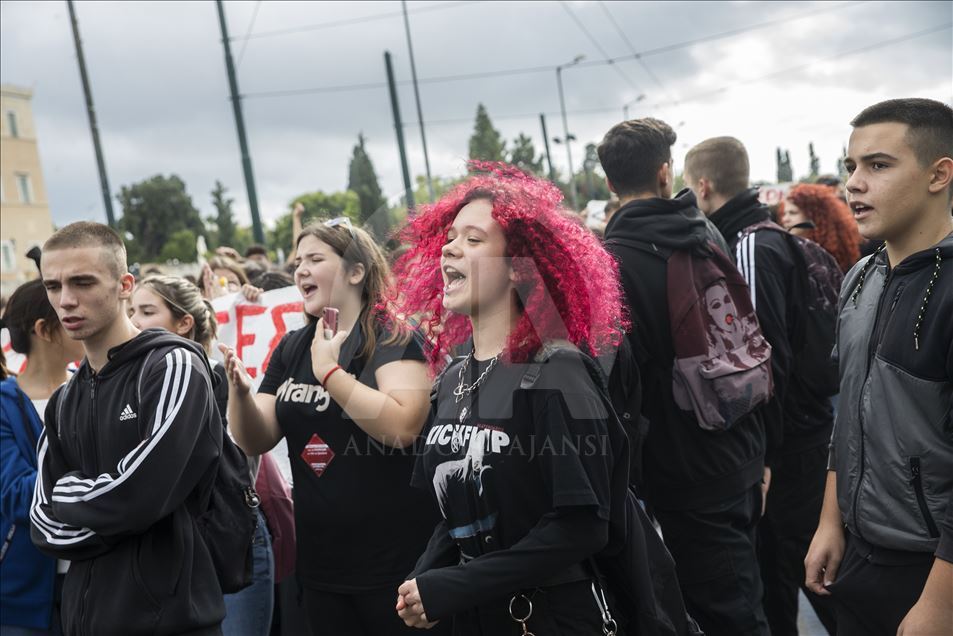 Greek students protest reforms concerning the educational system