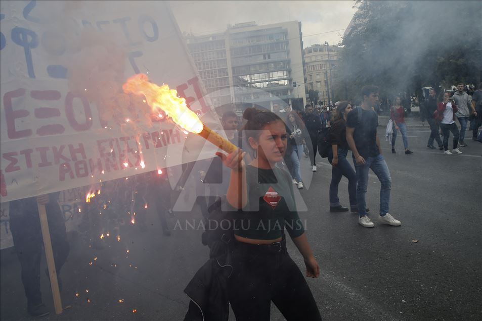 Greek students protest reforms concerning the educational system