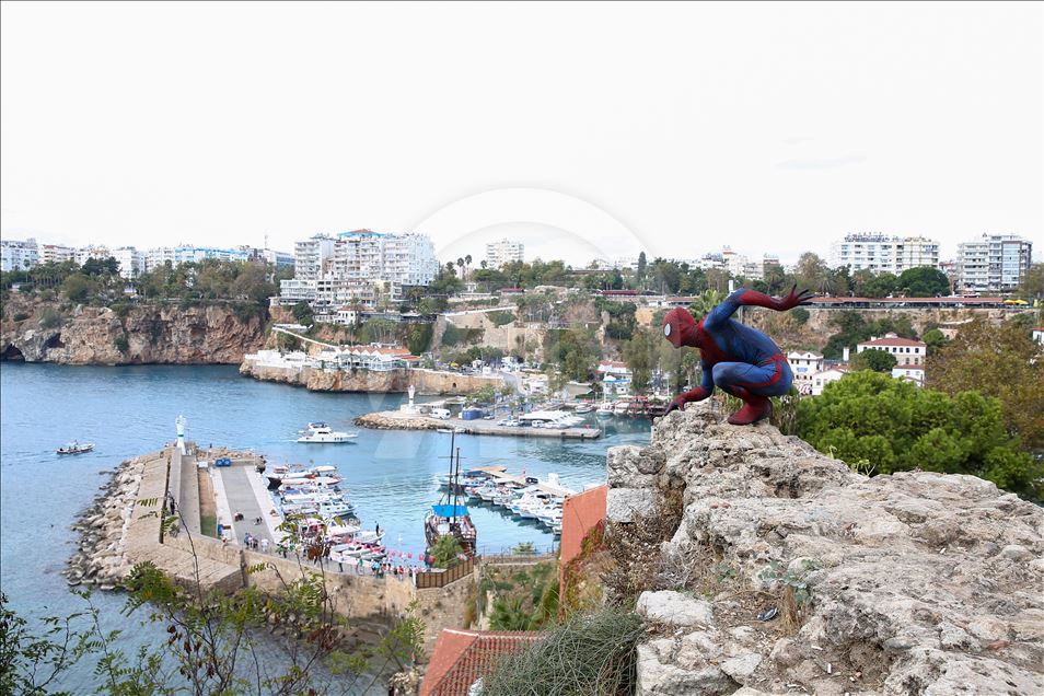Turkish man's Spider-Man performance in Turkey's Antalya