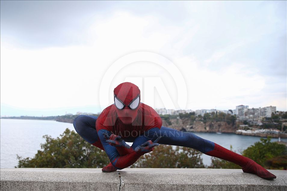 Turkish man's Spider-Man performance in Turkey's Antalya