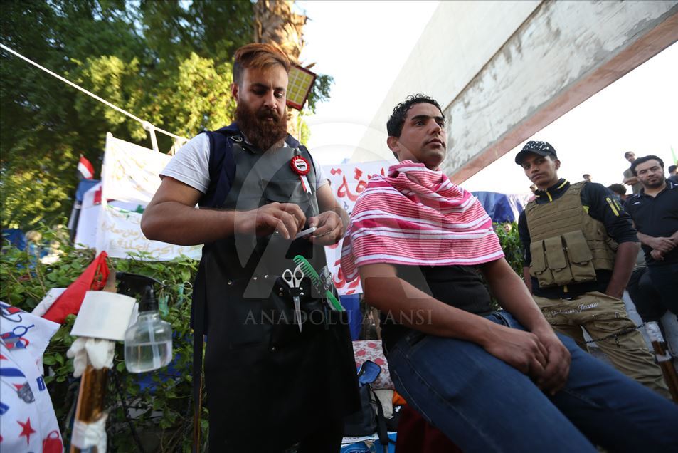 Barberos iraquíes les hacen cortes de pelo gratuitos a los manifestantes