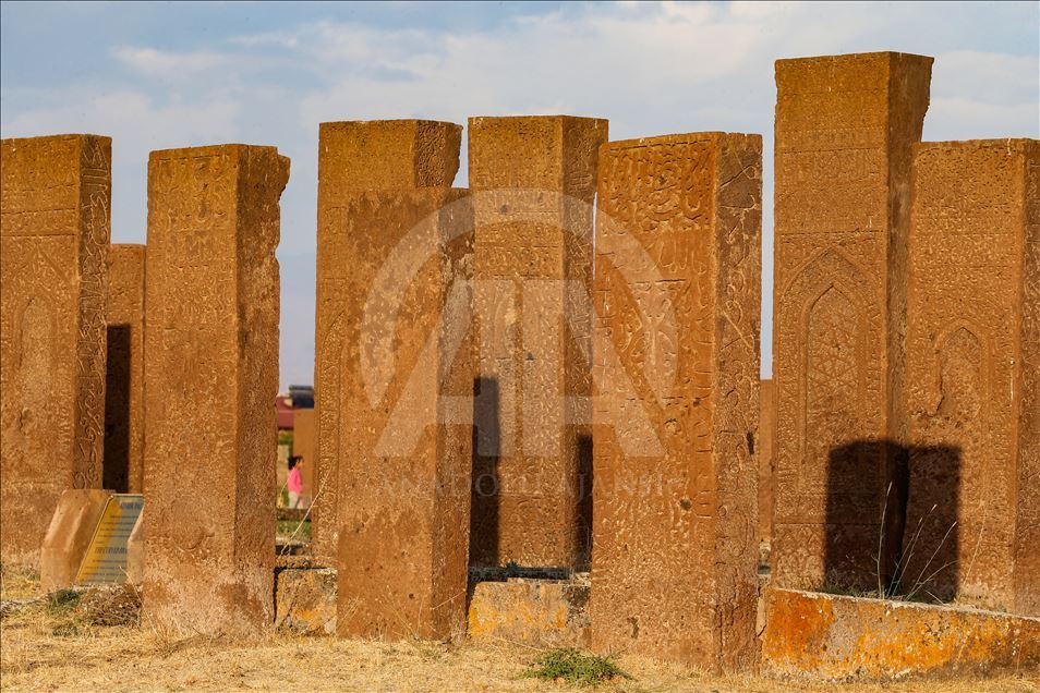 Ahlat taşının Nemrut'un eteklerinden yapılara uzanan zorlu yolculuğu