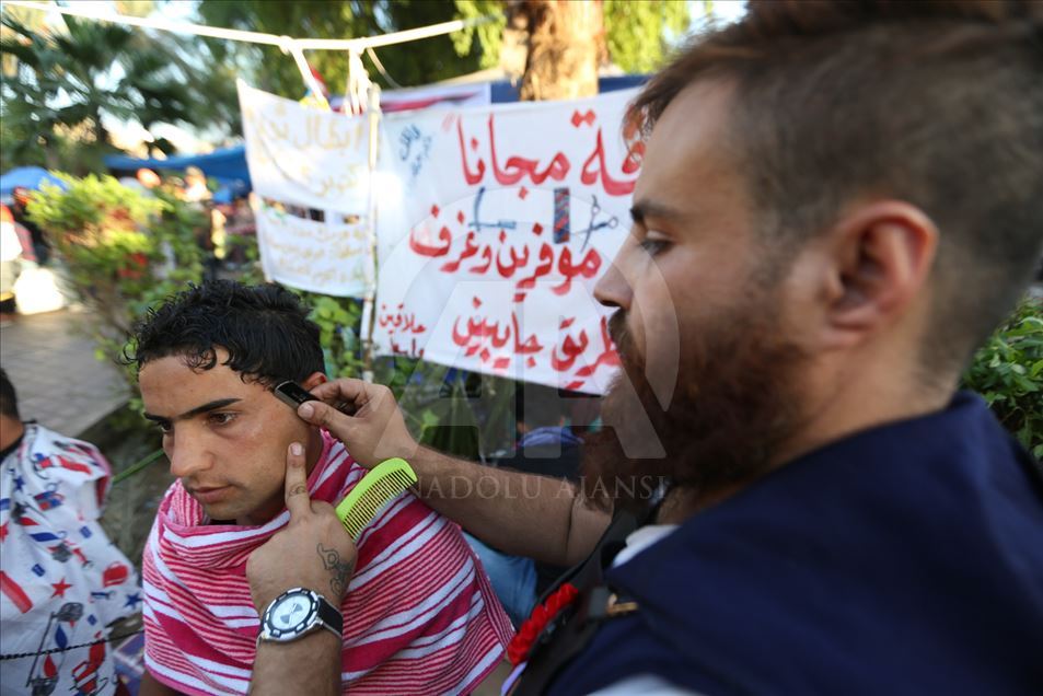Barberos iraquíes les hacen cortes de pelo gratuitos a los manifestantes