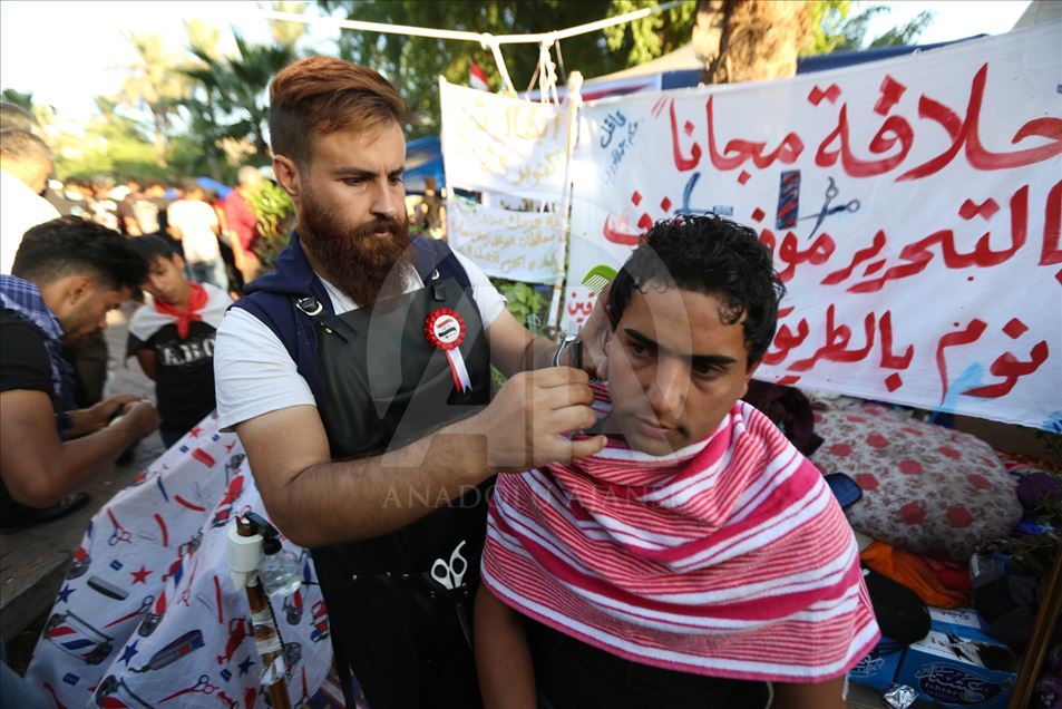 Barberos iraquíes les hacen cortes de pelo gratuitos a los manifestantes