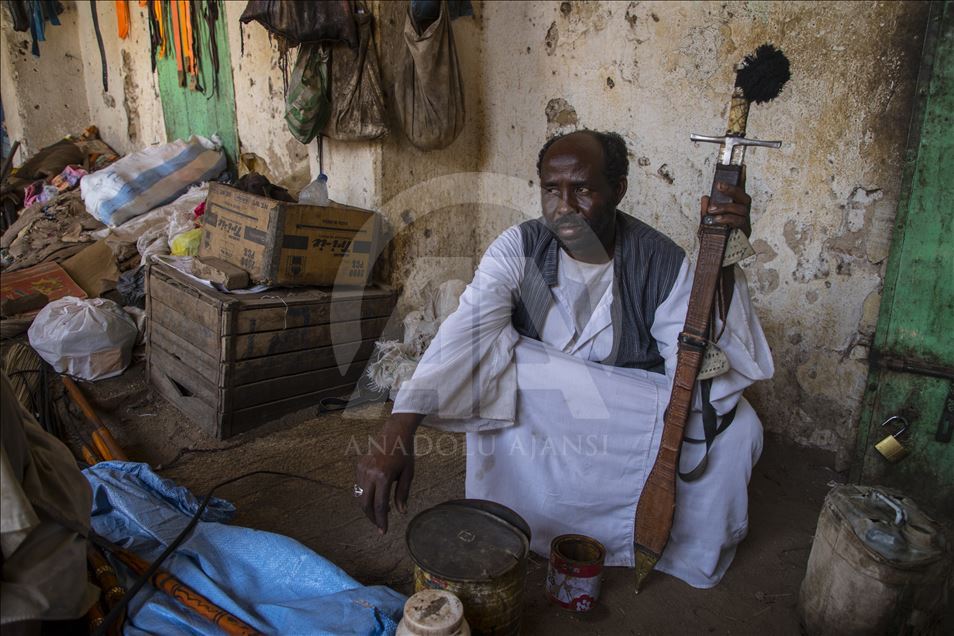 Sudan'ın doğusunda geleneksel kılıç kuşanma kültürü yaşatılıyor
