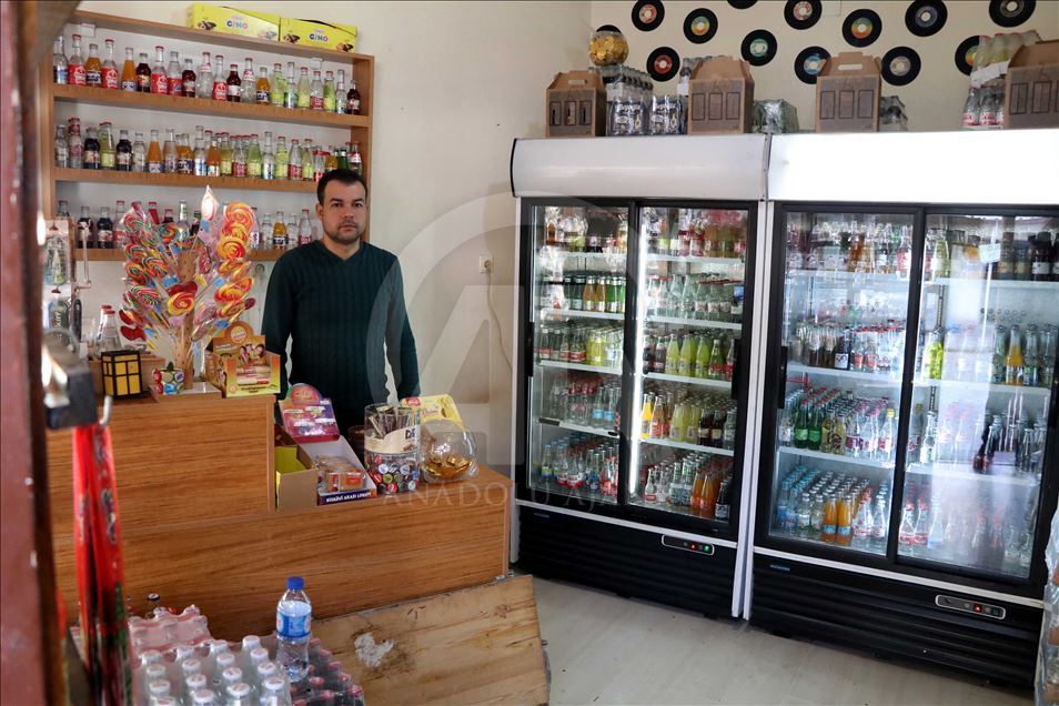 Gazozseverleri geçmişe götüren dükkan
