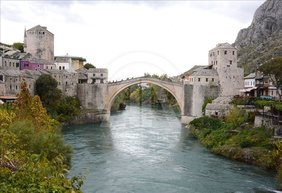 Mostar Köprüsü medeniyetleri birleştirmeye devam ediyor