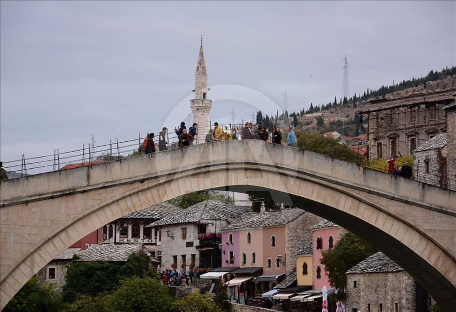 Mostar Köprüsü medeniyetleri birleştirmeye devam ediyor