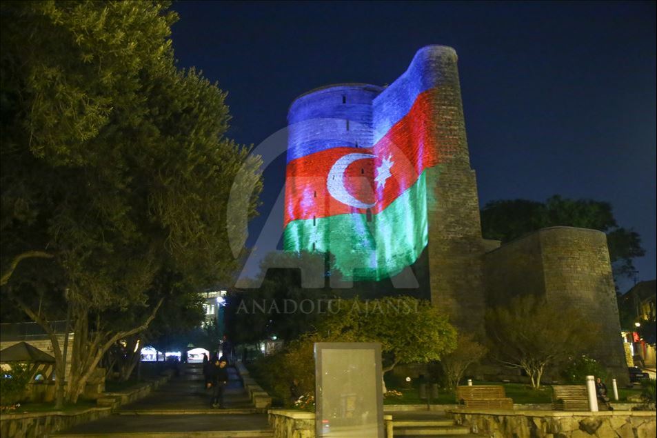 Bakü'nün ünlü yapıları, Azerbaycan bayrağının renklerine büründü 