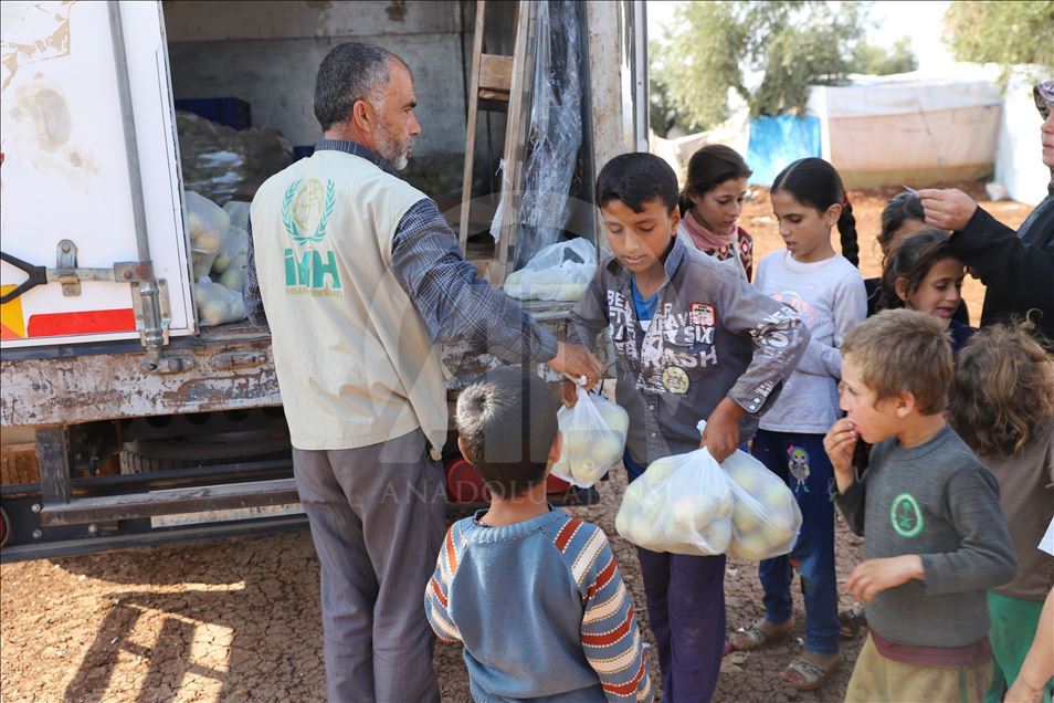 "الإغاثة التركية" توزع 21 طنا من الفاكهة على نازحين سوريين