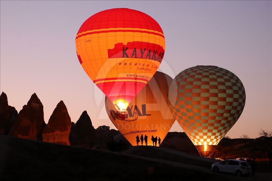 Kapadokya'nın masalsı güzelliği balonlarla renkleniyor