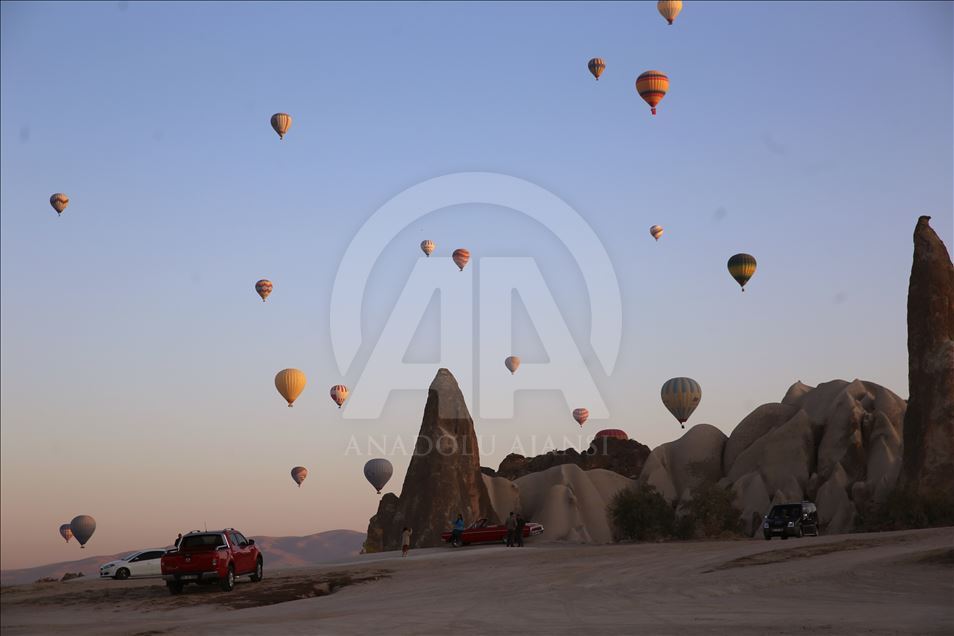 Kapadokya'nın masalsı güzelliği balonlarla renkleniyor