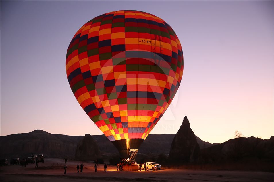 Kapadokya'nın masalsı güzelliği balonlarla renkleniyor