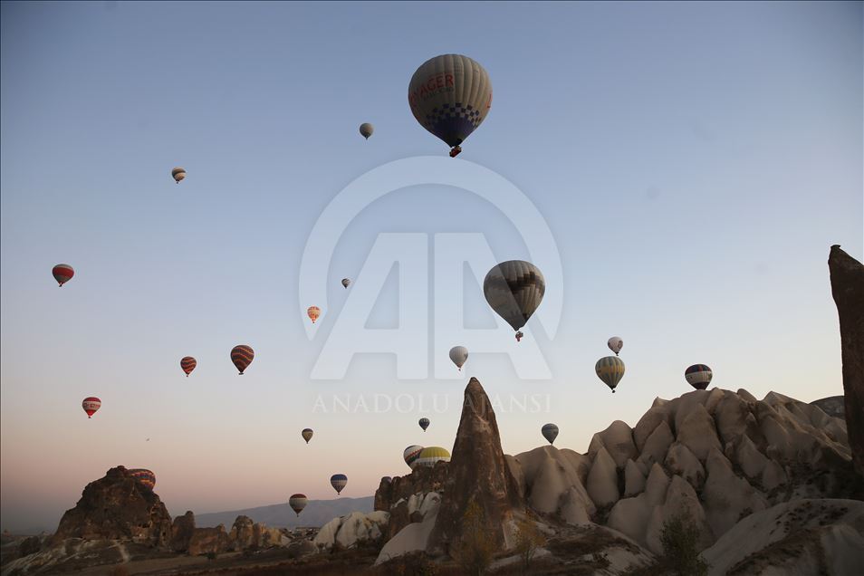 Kapadokya'nın masalsı güzelliği balonlarla renkleniyor