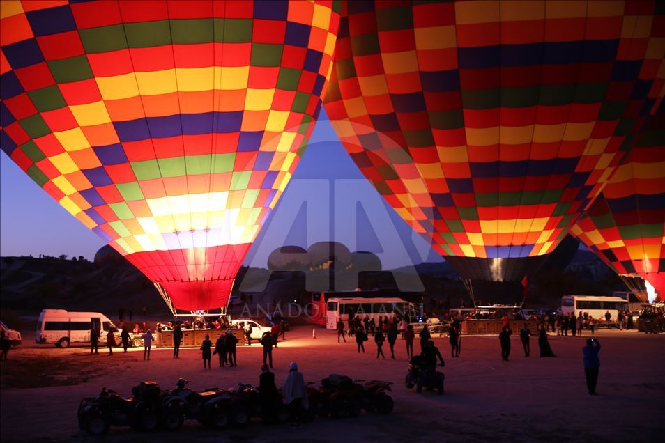 Kapadokya'nın masalsı güzelliği balonlarla renkleniyor