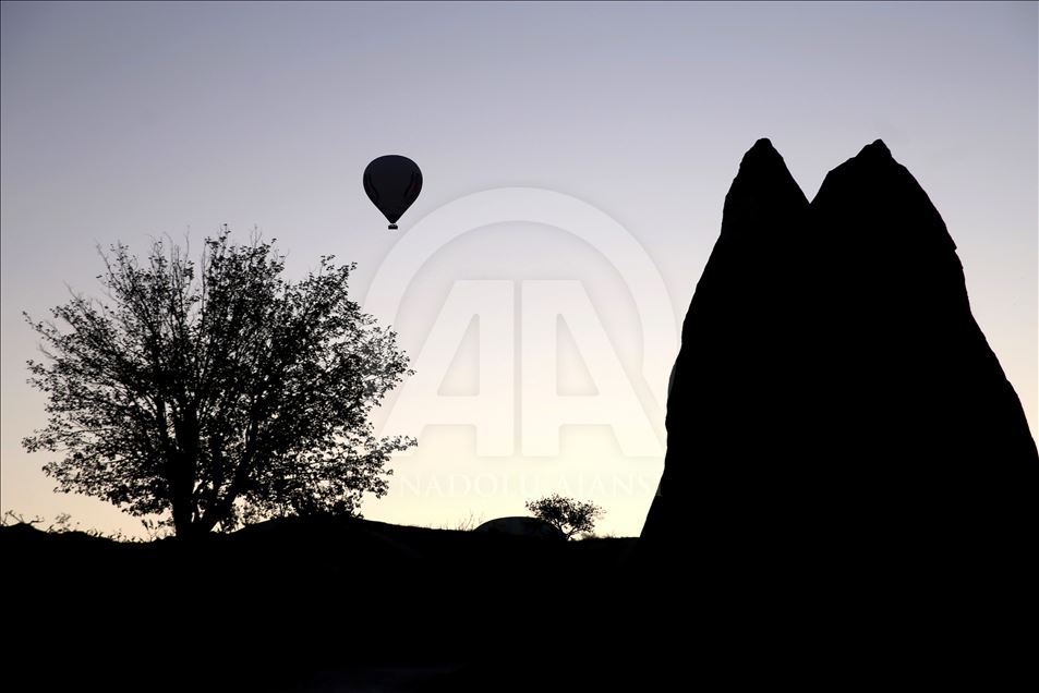 Kapadokya'nın masalsı güzelliği balonlarla renkleniyor