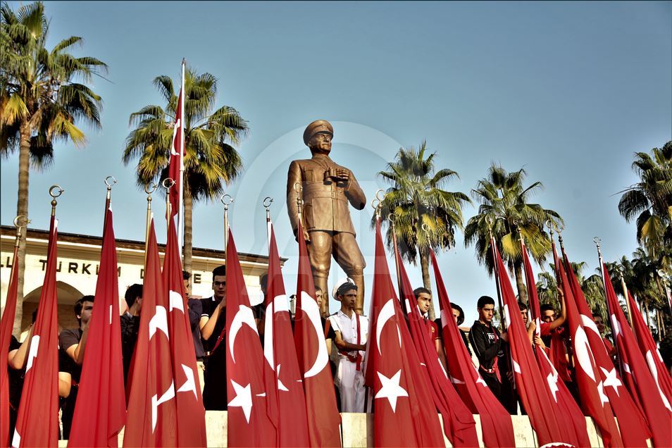 Büyük Önder Atatürk'ü anıyoruz