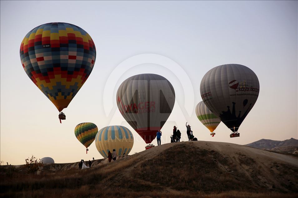 Kapadokya'nın masalsı güzelliği balonlarla renkleniyor