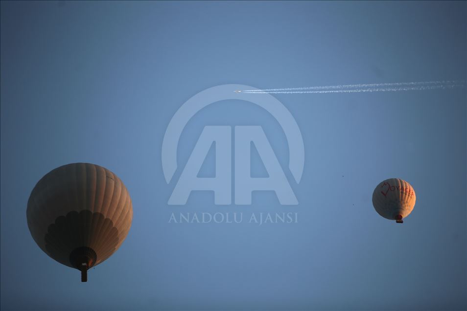 Kapadokya'nın masalsı güzelliği balonlarla renkleniyor
