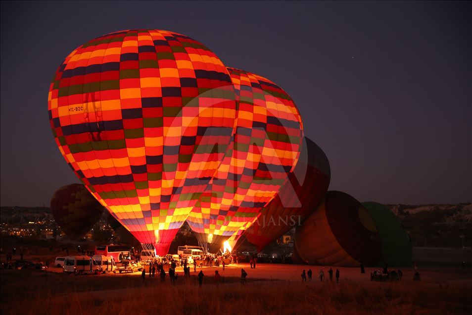 Kapadokya'nın masalsı güzelliği balonlarla renkleniyor