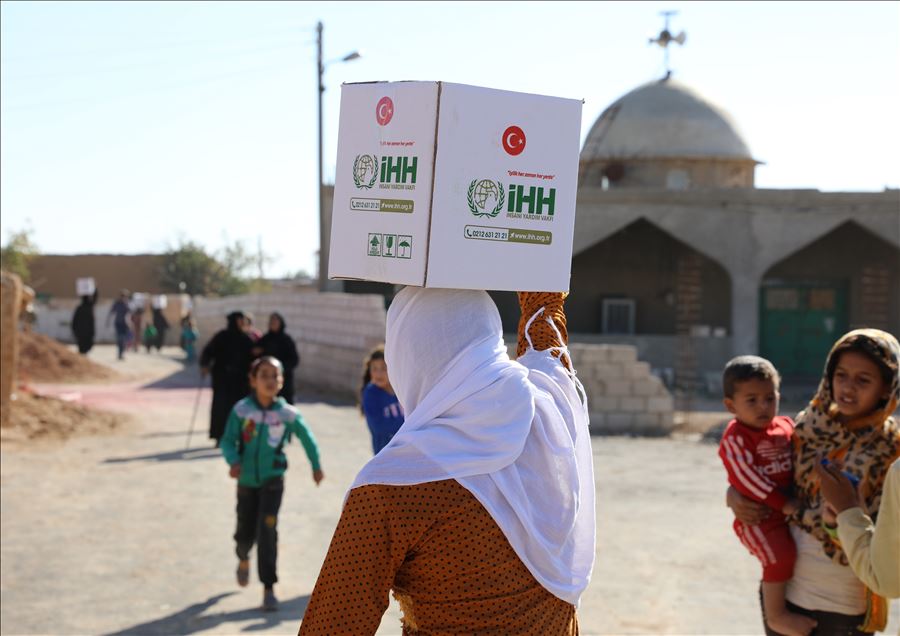 الإغاثة التركية توزع مساعدات إنسانية لألفي عائلة في سوريا
