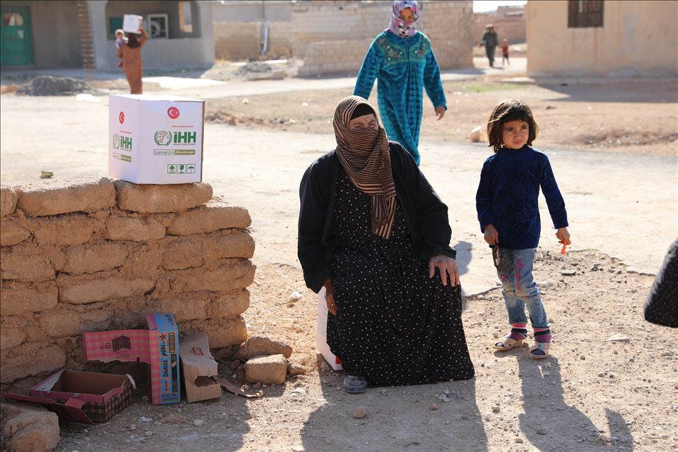الإغاثة التركية توزع مساعدات إنسانية لألفي عائلة في سوريا
