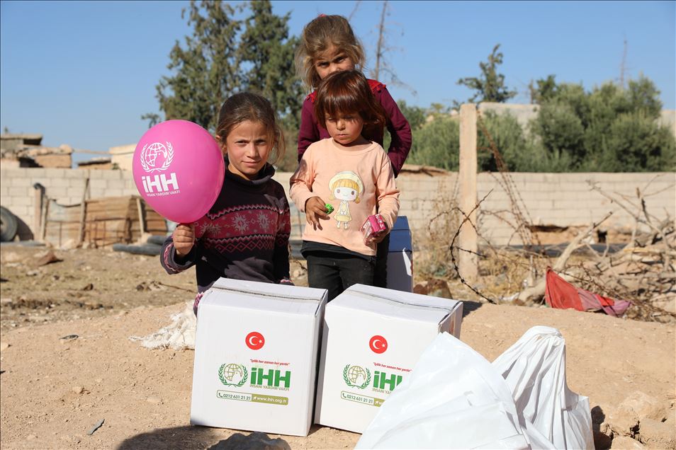 الإغاثة التركية توزع مساعدات إنسانية لألفي عائلة في سوريا
