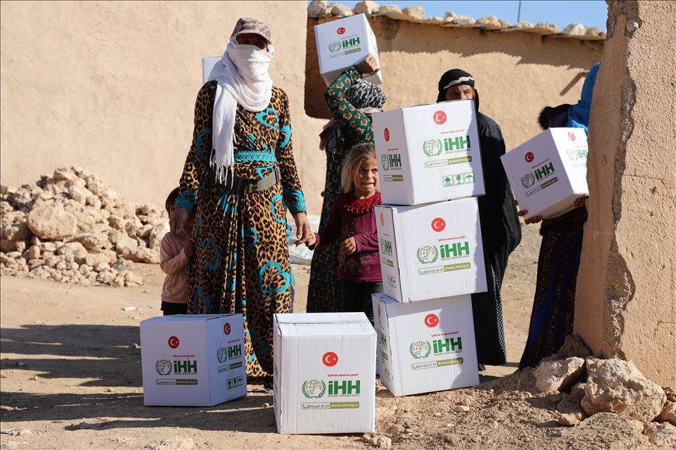 الإغاثة التركية توزع مساعدات إنسانية لألفي عائلة في سوريا

