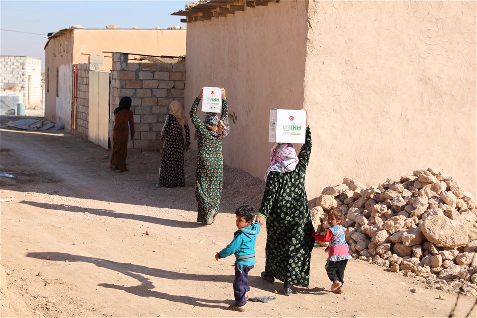 الإغاثة التركية توزع مساعدات إنسانية لألفي عائلة في سوريا
