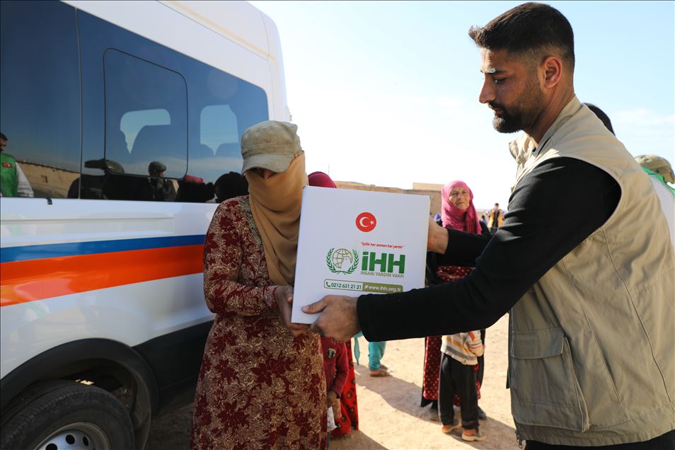الإغاثة التركية توزع مساعدات إنسانية لألفي عائلة في سوريا
