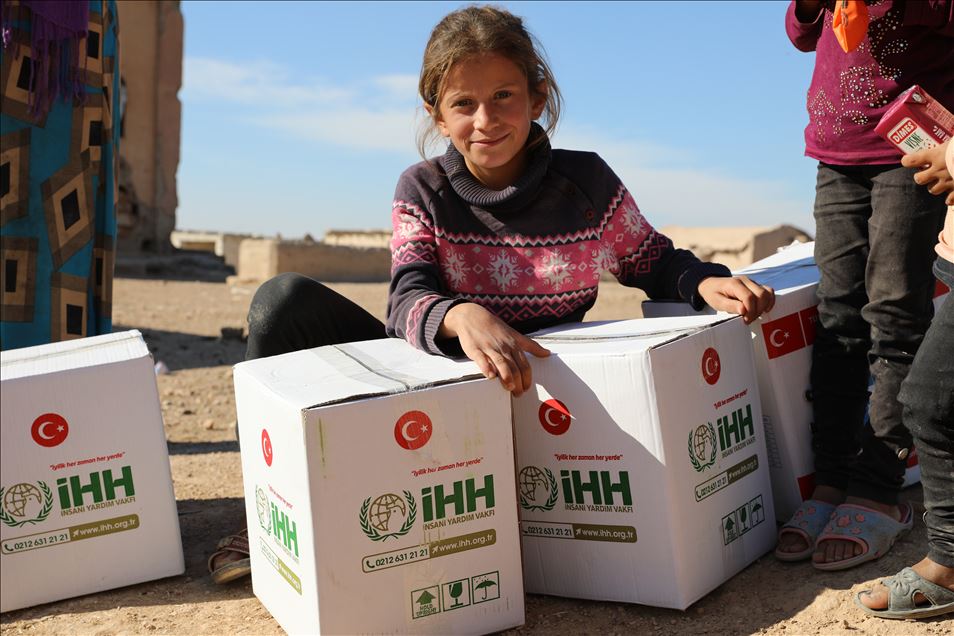 الإغاثة التركية توزع مساعدات إنسانية لألفي عائلة في سوريا

