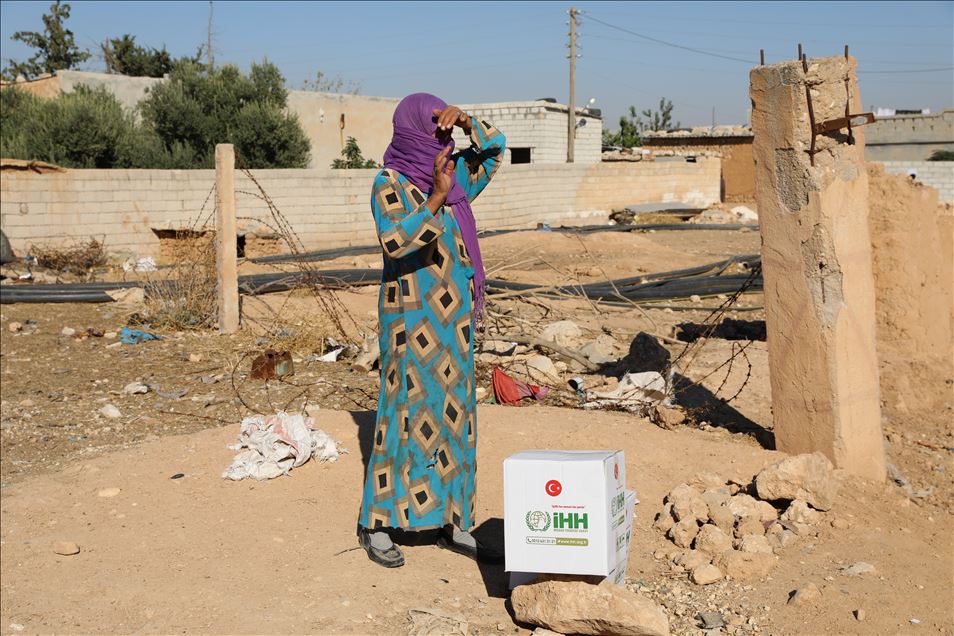 الإغاثة التركية توزع مساعدات إنسانية لألفي عائلة في سوريا
