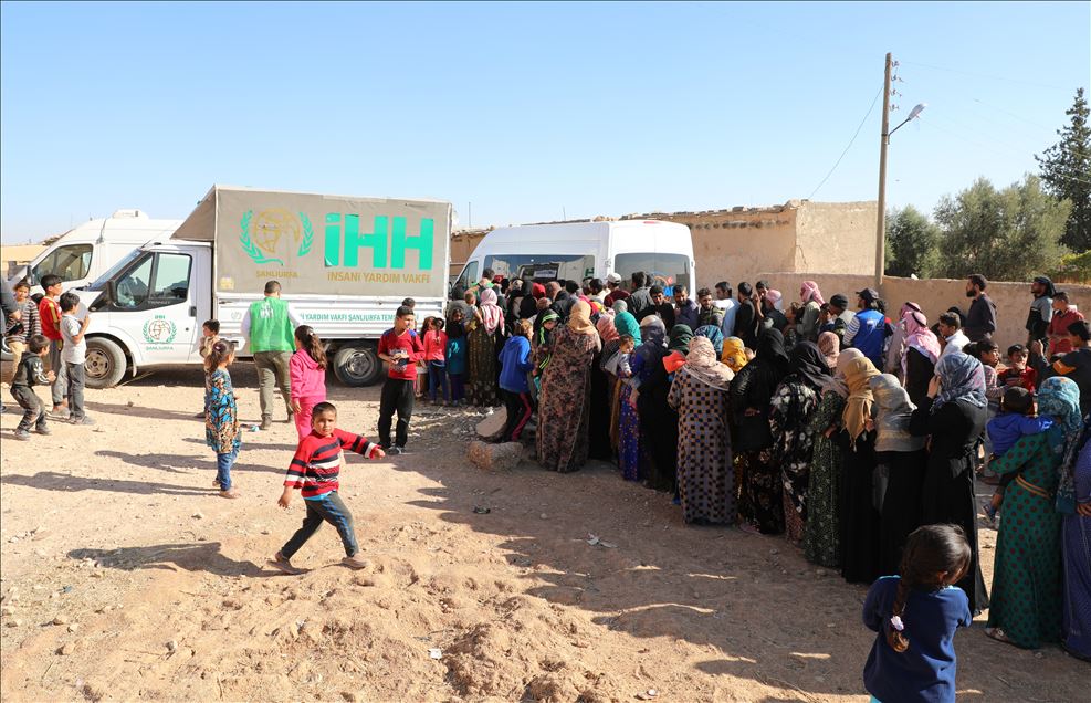 الإغاثة التركية توزع مساعدات إنسانية لألفي عائلة في سوريا
