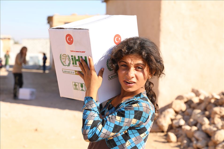 الإغاثة التركية توزع مساعدات إنسانية لألفي عائلة في سوريا
