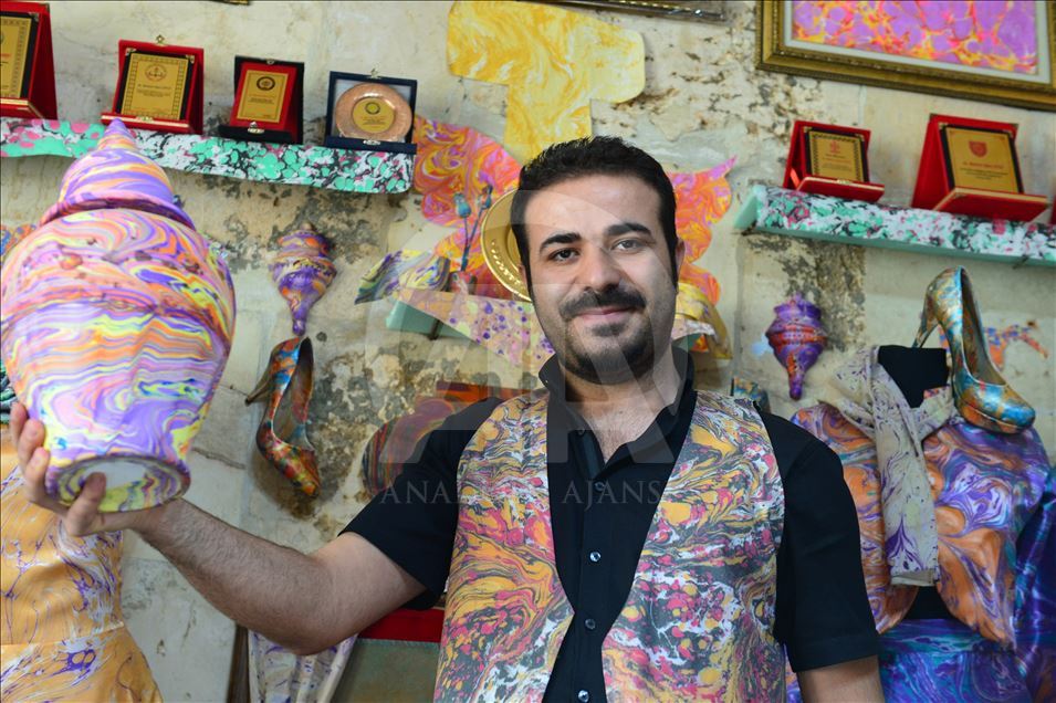 Bi hunera ebrûyê va cil û bergên rengîn disêwirîne
