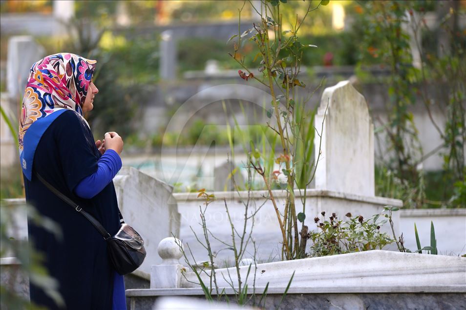 Düzce'deki depremde hayatını kaybedenler mezarları başında anıldı
