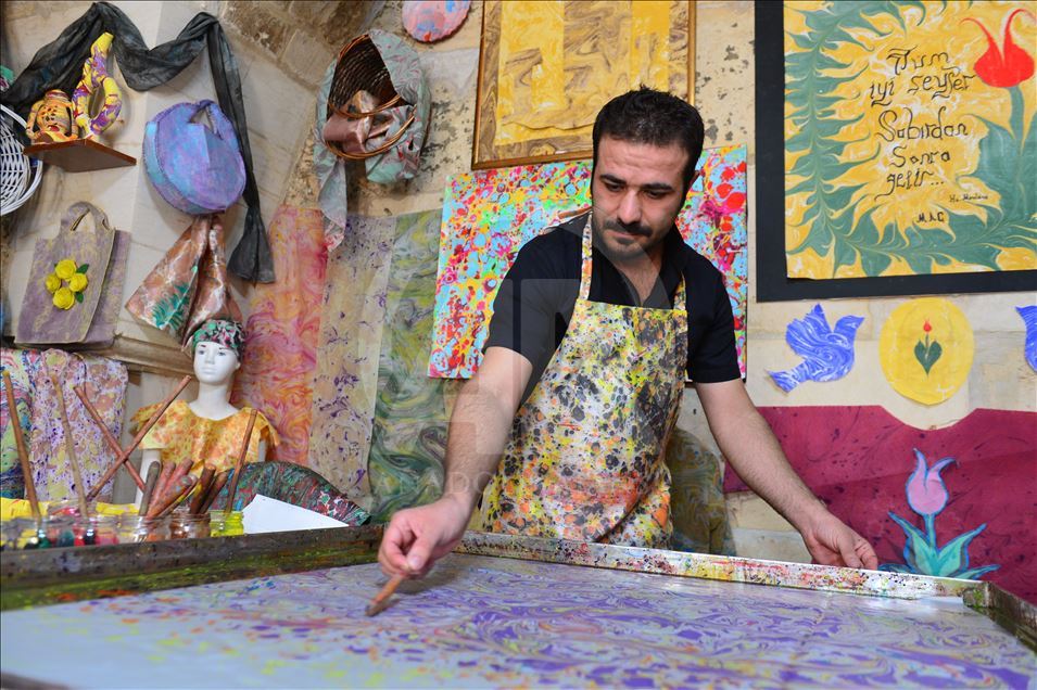 Bi hunera ebrûyê va cil û bergên rengîn disêwirîne