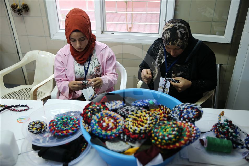 Mujeres sirias y turcas convierten material reciclable en artesanías